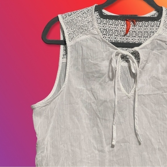 SLEEVELESS, white crinkle gauze/crocheted. Fringe/raw hem, keyhole neck. Large - Picture 2 of 8